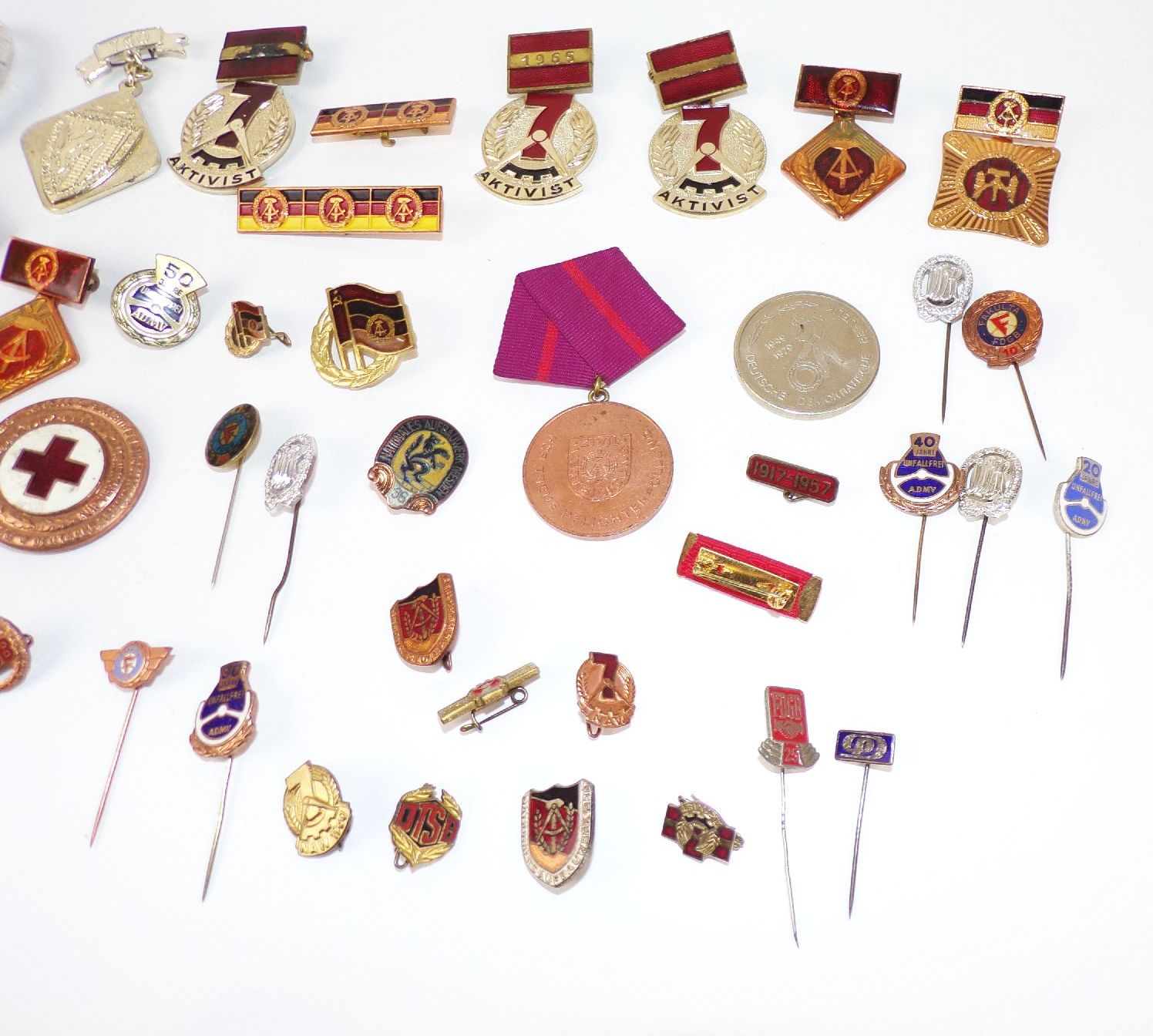 Konvolut DDR Abzeichen Banner der Arbeit Anstecknadeln Pins Konvolut DDR Abzeichen Banner der Arbeit Anstecknadeln Pins