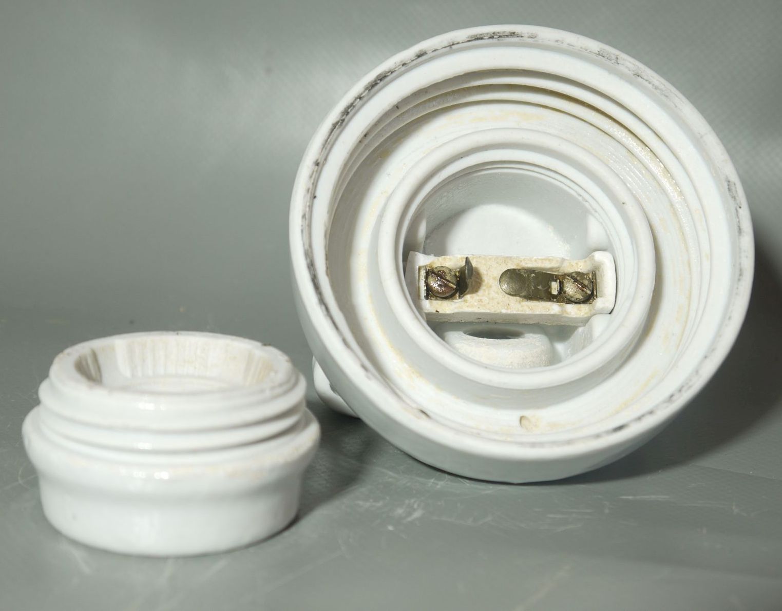 Lampe Glas weiß Porzellan Fassung schräg Kellerlampe alte Kugellampe IP41