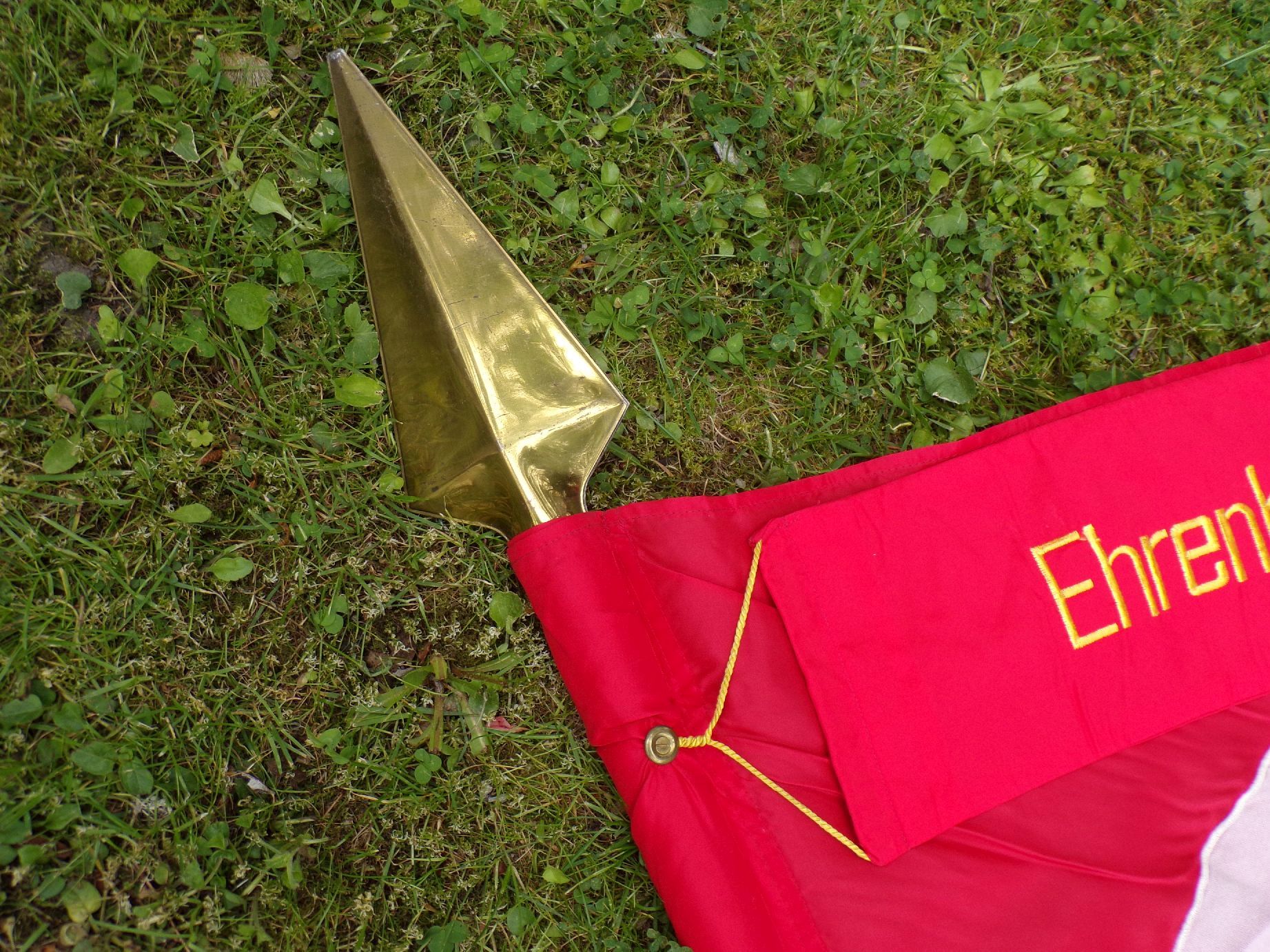 DDR Fahne Ehrenbanner der SED Wilhelm Pieck Ernst Thälmann Flagge Fahnenspitze