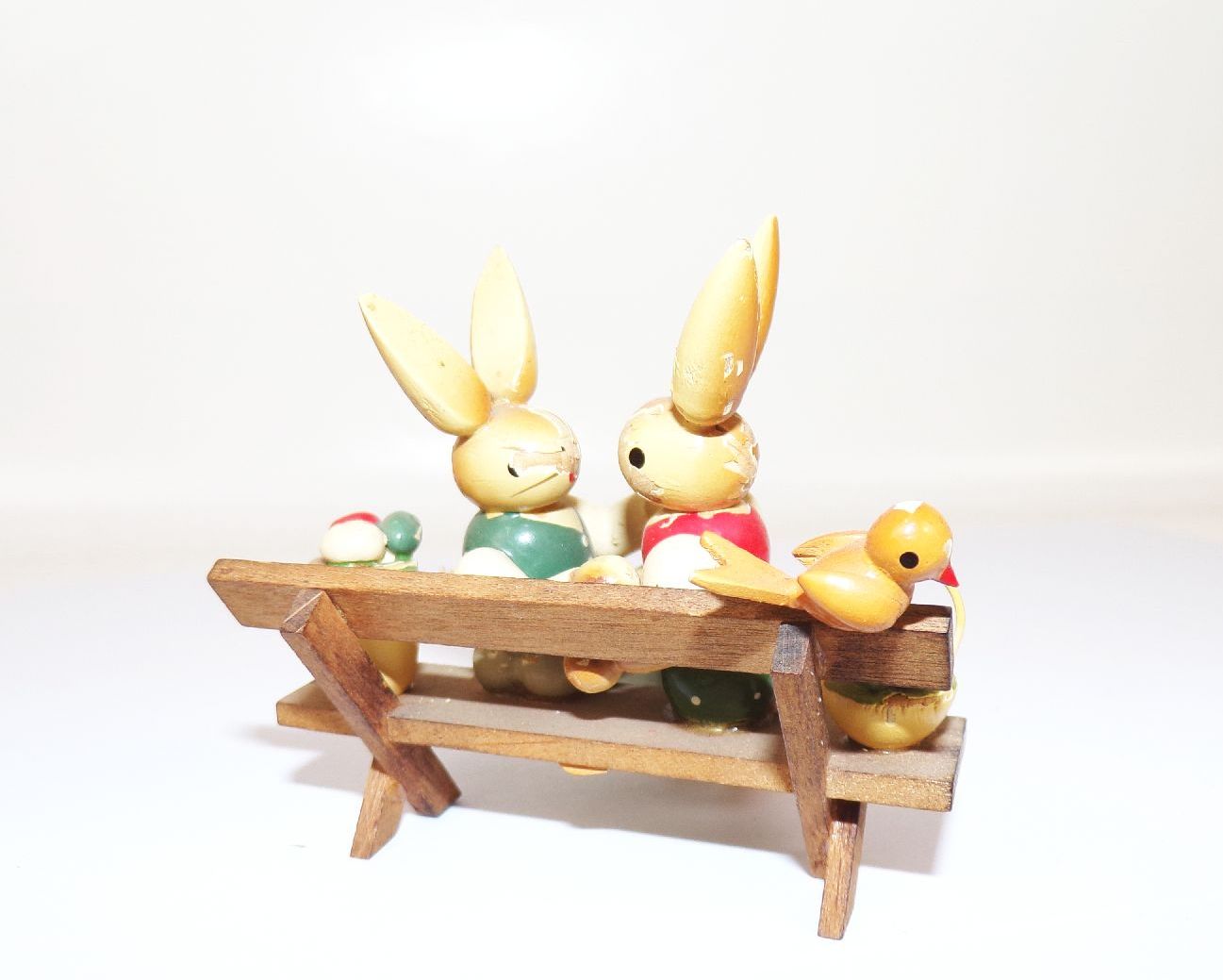 Esco zwei sich küssende Osterhasen Erzgebirge Figur Osterschmuck