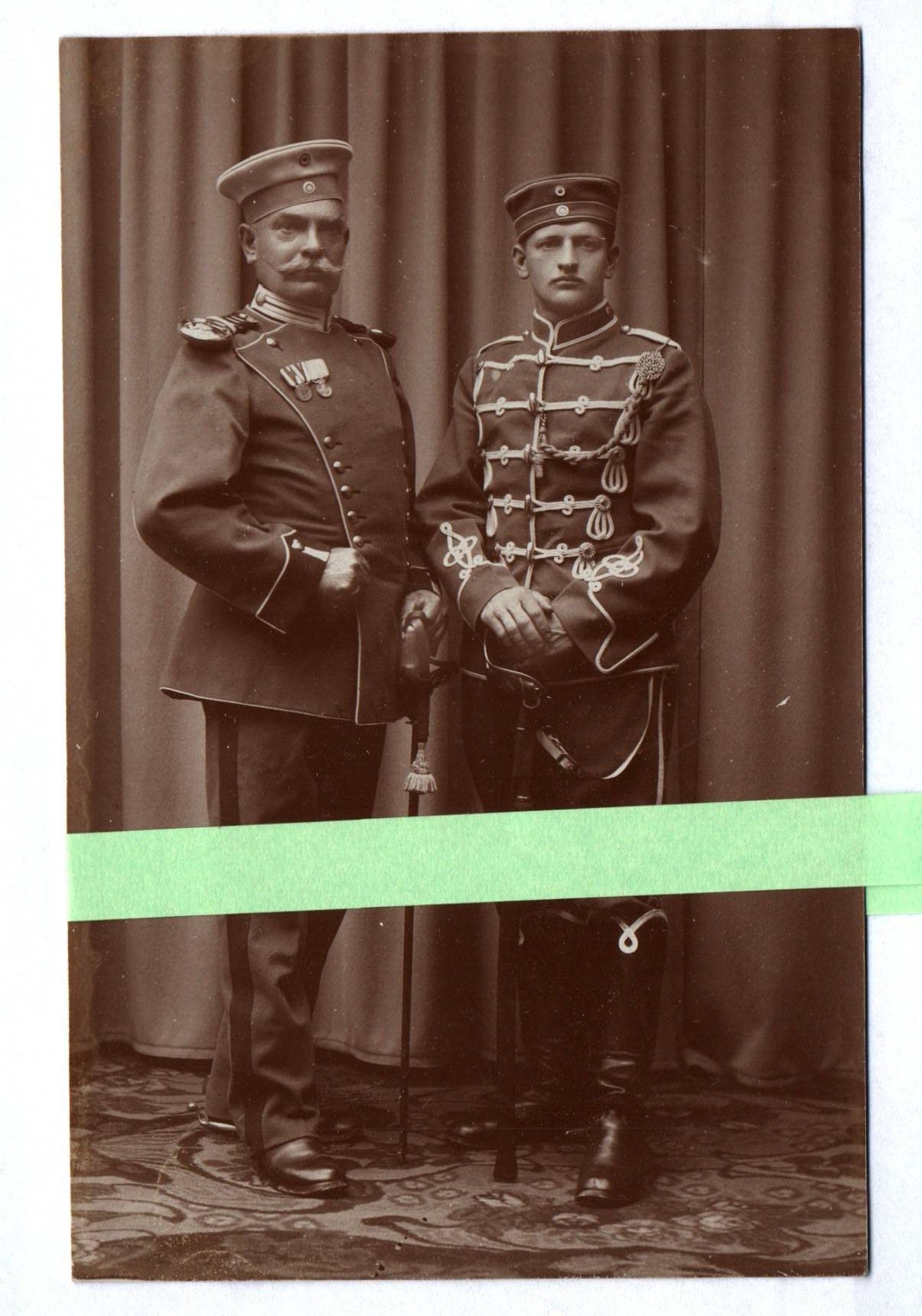 Foto Ak Ulan Husar Abzeichen Orden Uniform mit Säbel Oschatz 1 Wk