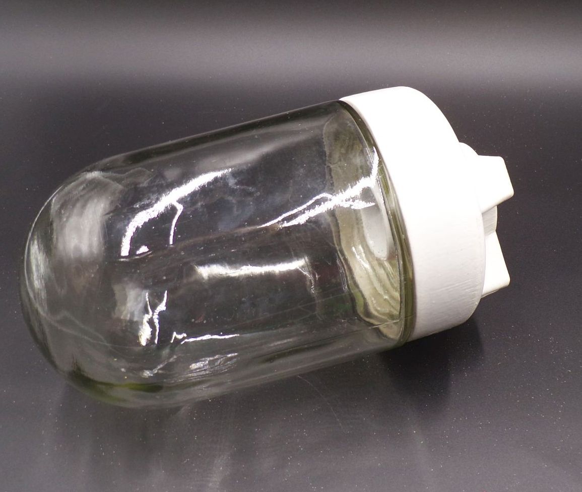 Alte Glaskolbenlampe aus Glas Porzellan Kellerlampe Bauhaus E27 Vintage 